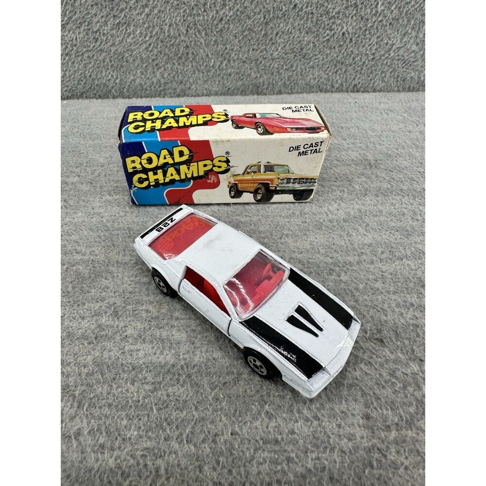 ROAD CHAMPS Vintage Die Cast #14 White 82 Camaro Car  T5